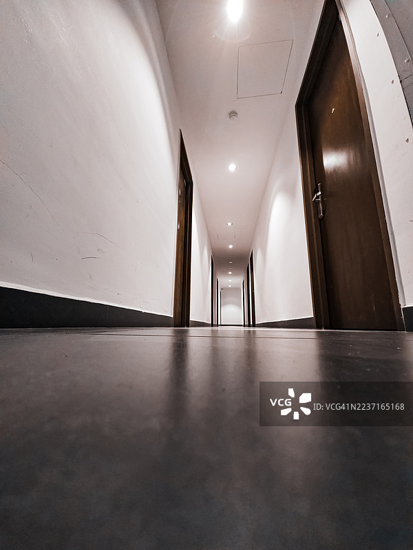 多扇门的长而明亮的空走廊，营造出深度和透视感图片素材