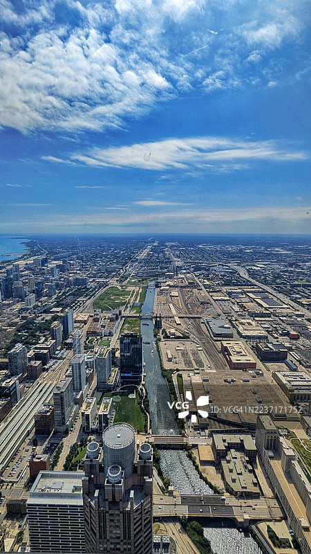 高角度俯瞰广阔的城市，一条河流穿城而过，蓝天白云，库克县，美国，USA图片素材