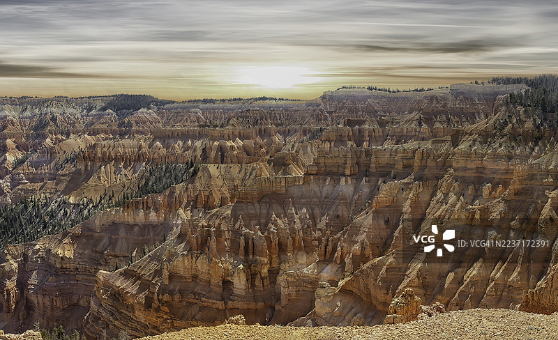 日落时分，在美国布莱斯峡谷国家公园，云层下的壮丽峡谷地貌，拥有戏剧性的岩石构造，尽收眼底。图片素材