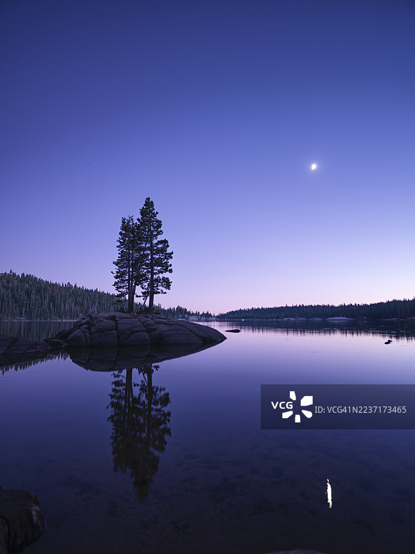 宁静的夜景，包含湖泊、森林和月亮倒影，地点：太浩湖市，美国，USA图片素材