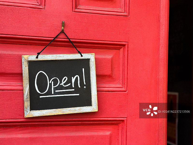 粉笔写的“开业”字样，用于商业零售店的门牌图片素材