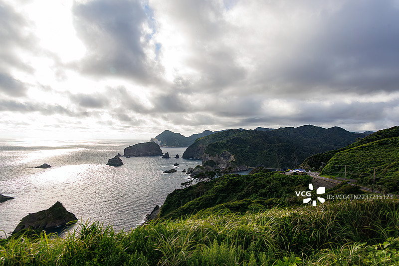 位于伊豆半岛最南端的奥宇津崎的夕菅公园俯瞰着平磯海滩。初夏时,珍贵的香橙百合、长黄百合和巴罗尼香橙百合在山坡上盛开。图片素材