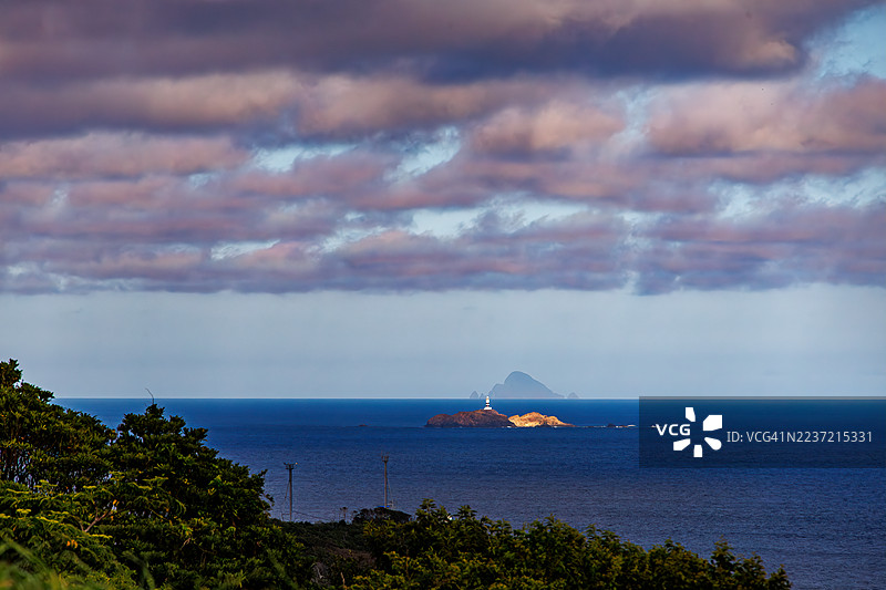 神子元岛及其灯塔,以大量锤头鲨的出现而闻名。包括新岛和小笠原岛在内的伊豆群岛在海上可见。位于伊豆半岛最南端的奥伊罗崎的夕阳公园,图片素材