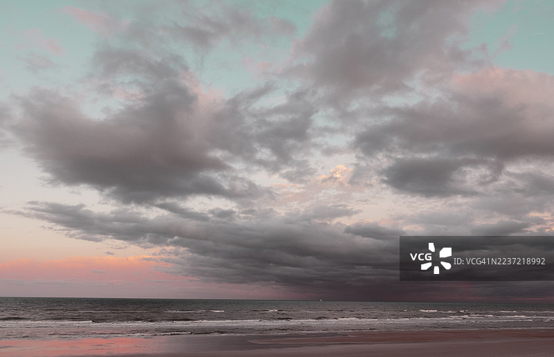 佛罗里达州蓬斯海峡海滩的日落云彩图片素材