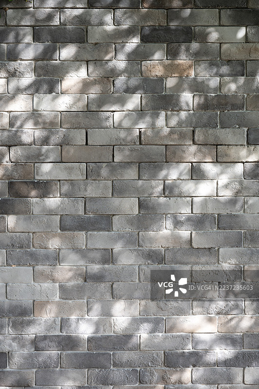 一面有阴影的灰色砖墙图片素材