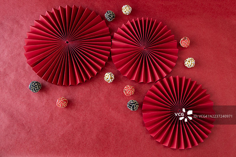 日本新年图像。/ 红色装饰和水引，背景为红色日本纸。图片素材