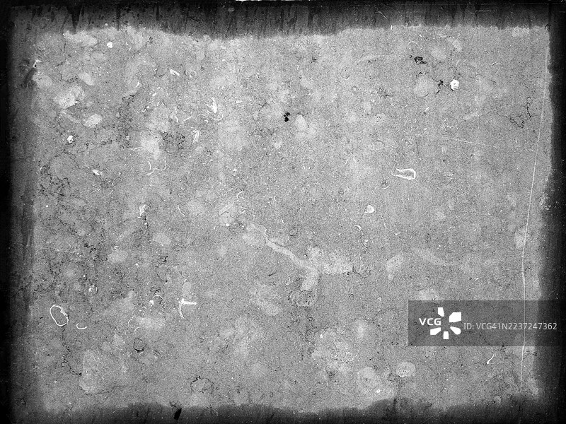 特写：布鲁塞尔，比利时，一座布满风霜、纹理粗糙的灰色与黑色调混凝土墙。图片素材