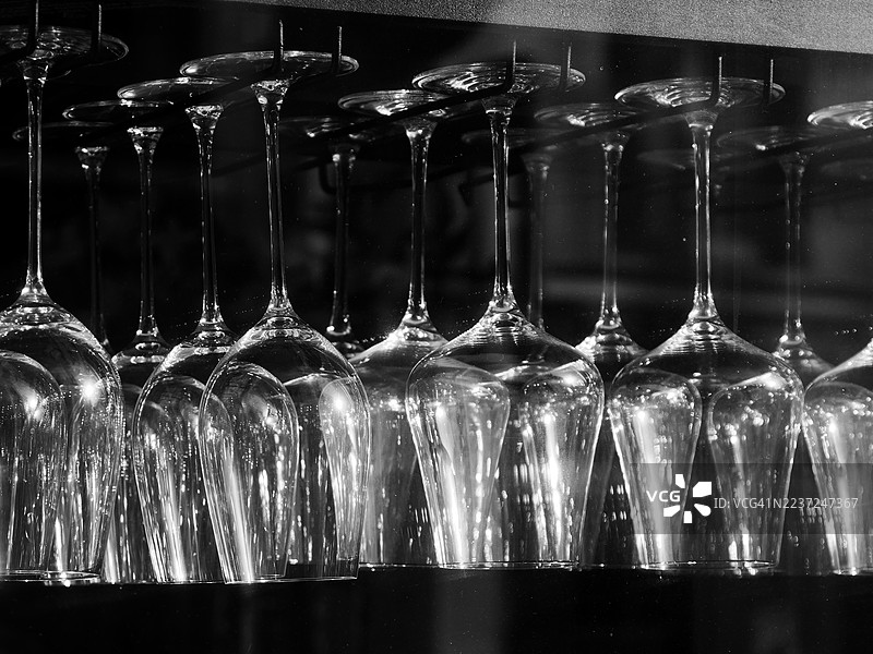 布鲁塞尔酒吧里悬挂的酒杯，阳光，黑白，4:3 格式。图片素材