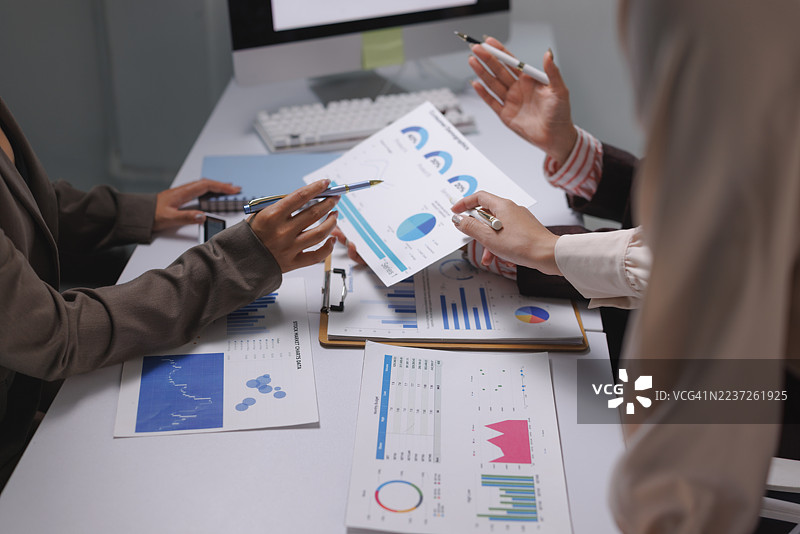 商业团队正在分析财务数据和市场图表图片素材