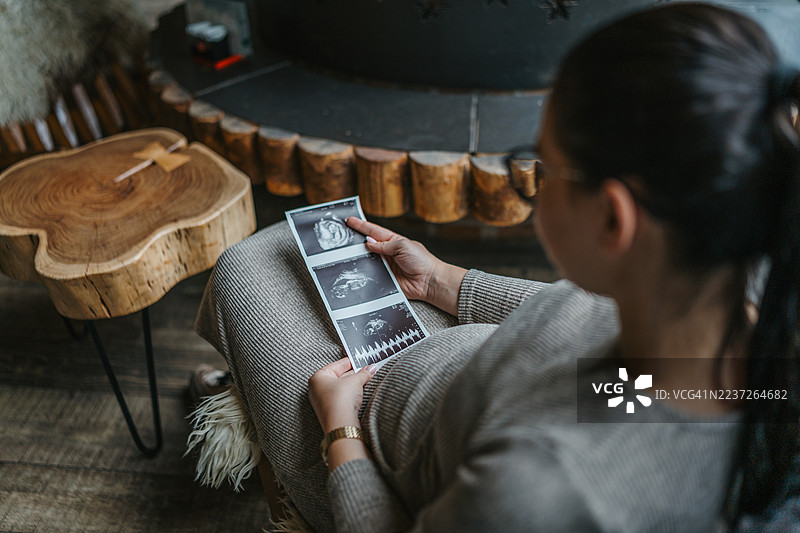 孕妇手持宝宝的超声波扫描图图片素材