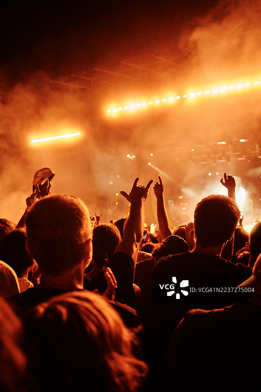现场演唱会观众为烟花欢呼图片素材
