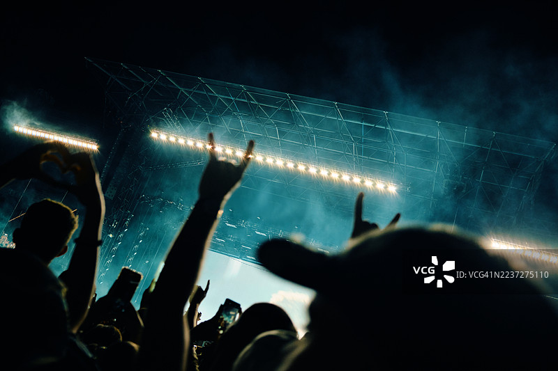 演唱会上人群举手欢呼的剪影图片素材