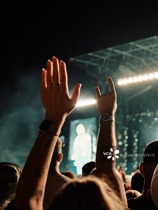 在现场音乐会上举起的双手图片素材