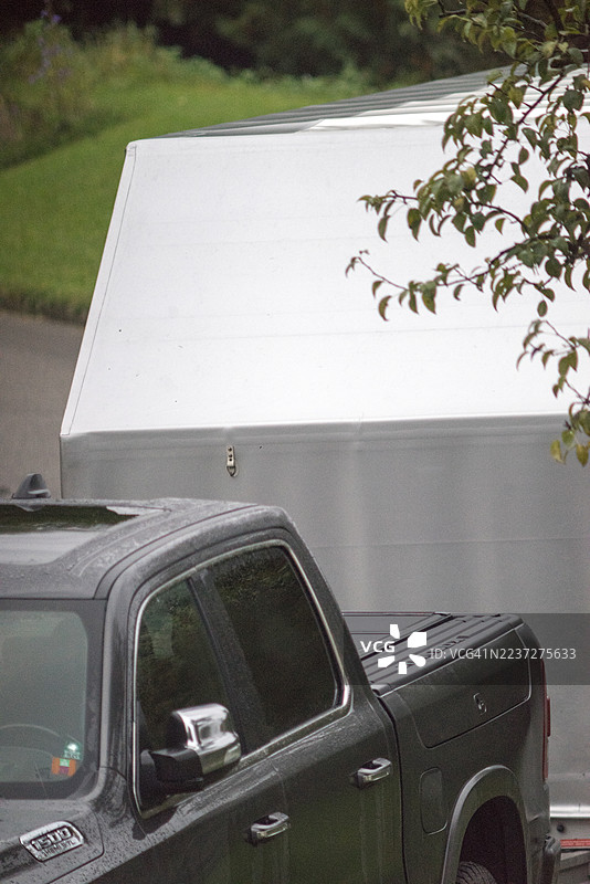 SUV卡车牵引的定制拖车，用于运输名贵车辆图片素材