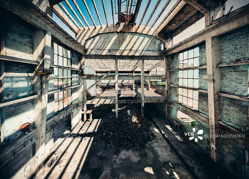 克罗地亚希贝尼克-克宁县斯克拉丁克尔卡国家公园附近废弃的工业工厂内部图片素材