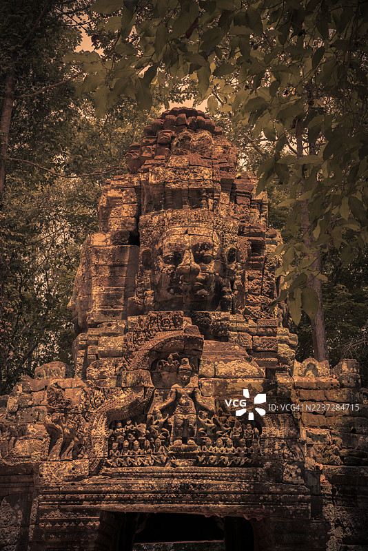 古老石庙外墙雕刻着人脸，吴哥窟，暹粒，暹粒省，柬埔寨图片素材