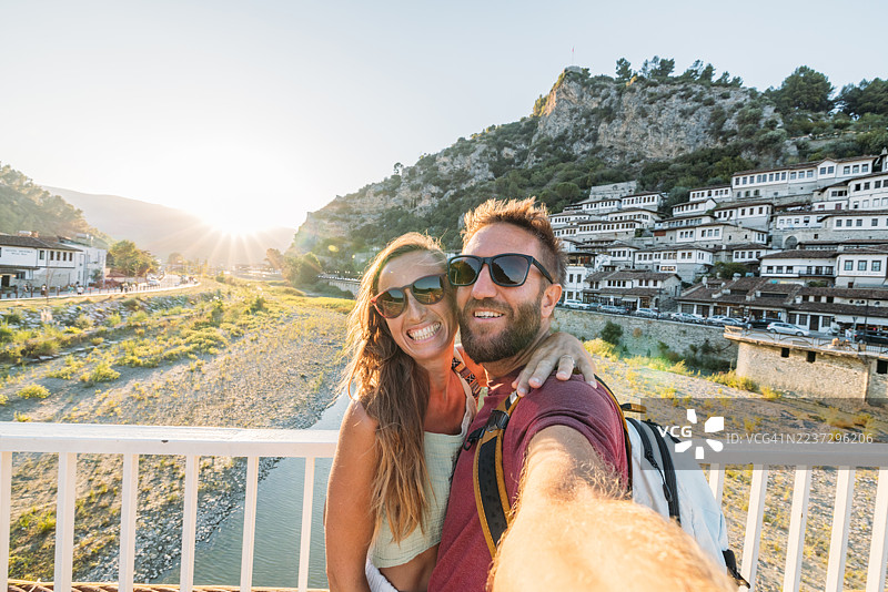 幸福的情侣在山村附近自拍图片素材