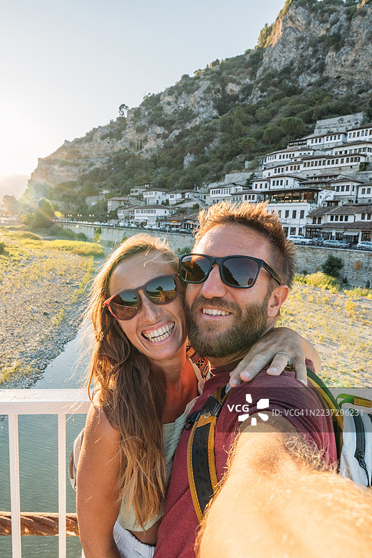 在阿尔巴尼亚贝拉特快乐的情侣自拍图片素材