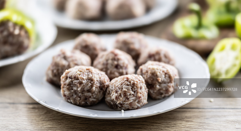 生肉丸和米饭，准备好烹饪或烘烤。图片素材