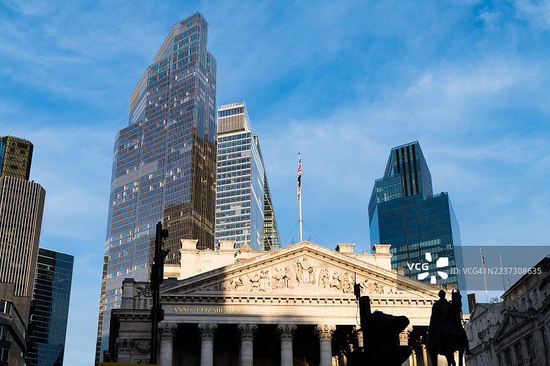 伦敦市天际线的低角度景观图片素材