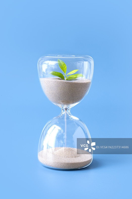 时间投资回报概念静物，带沙漏。图片素材