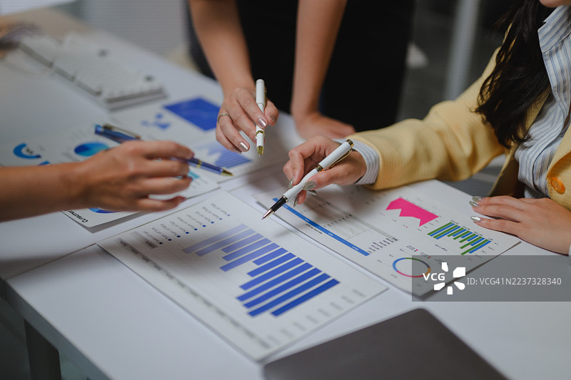 女商人在团队会议中分析财务数据，讨论市场趋势，并制定企业战略。图片素材