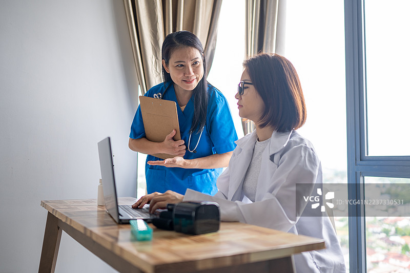 医生们正在讨论患者的健康状况图片素材