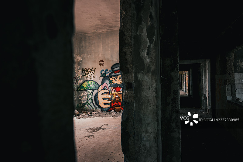 蒙纳先生的涂鸦作品，位于阿波纳（特内里费）的一处废弃建筑内 | 废墟探险艺术图片素材