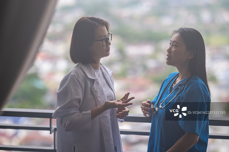 医院里的专业医疗讨论图片素材