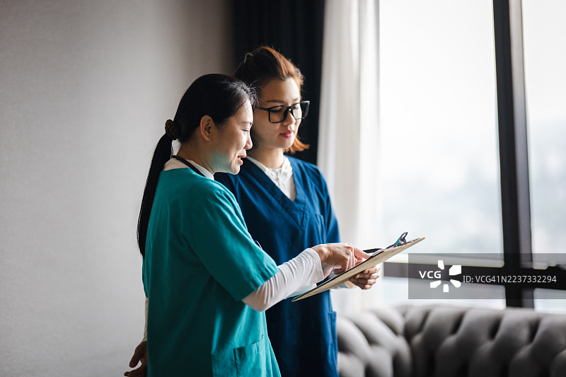 医疗团队在医院办公室协作图片素材