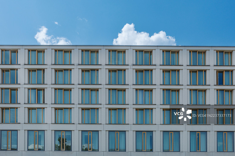 现代住宅或办公楼的对称外观图片素材