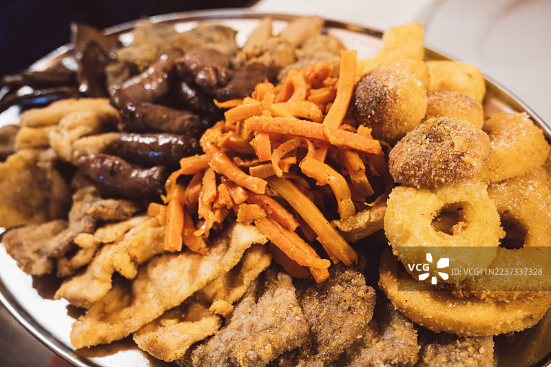 皮埃蒙特风味的混合炸肉和蔬菜图片素材