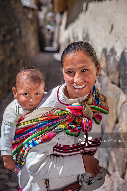 在奥良泰坦博附近，背着婴儿的秘鲁女性图片素材