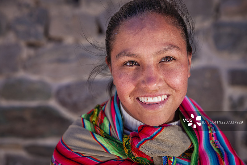 在奥扬泰坦博附近的秘鲁年轻女性肖像图片素材