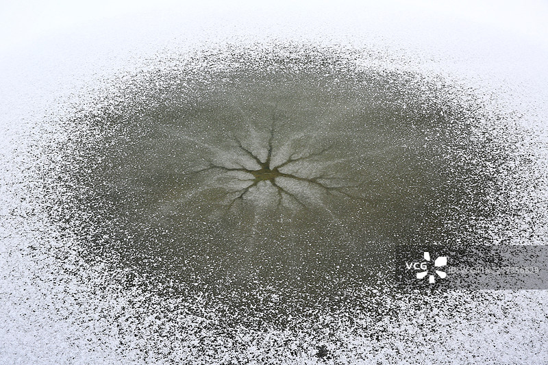 冬季河流冰面呼吸孔图片素材