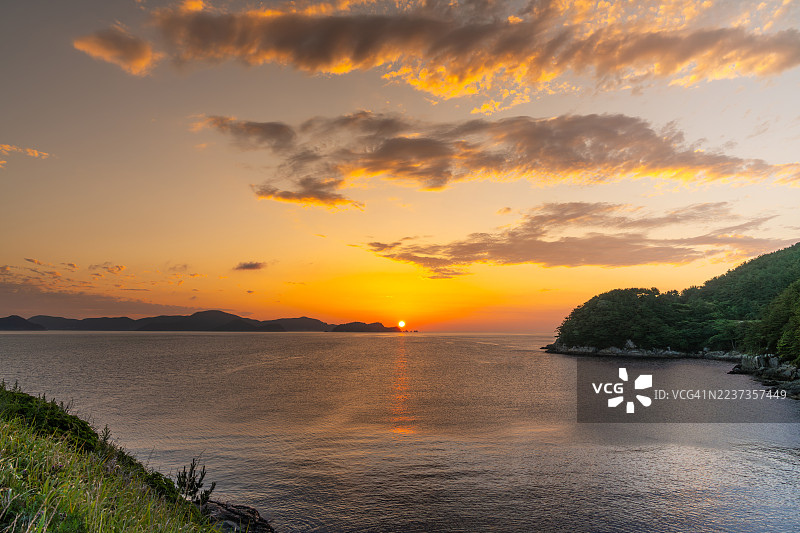 从巨济岛的风之丘俯瞰的外岛日出图片素材