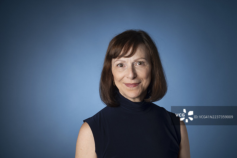 中年白人女性的工作室肖像图片素材