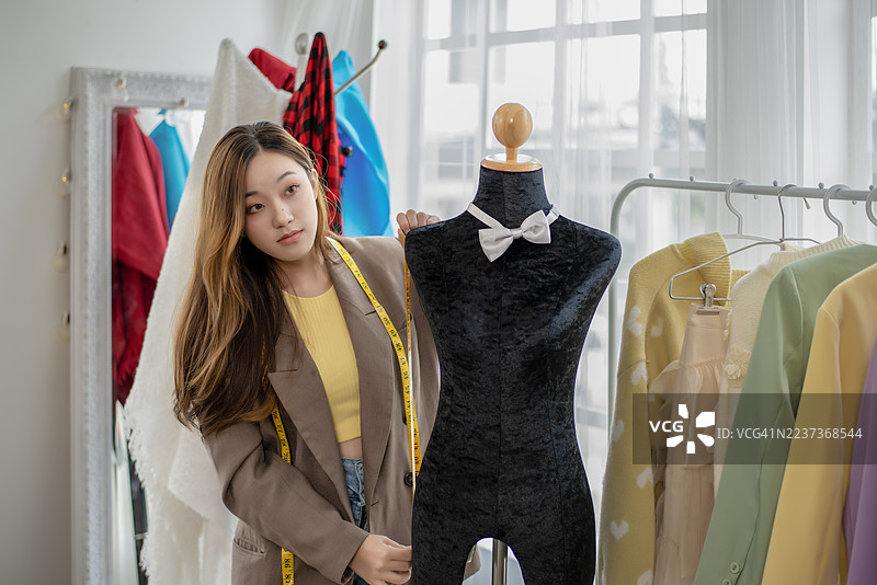 服装设计师，也被称为时装设计师，是创造出美观且实穿的服装创意和设计的人。图片素材