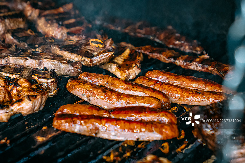 阿根廷香肠三明治的香肠片，搭配香肠和香菜酱的街头美食图片素材