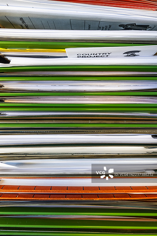 从俯视角度拍摄的金属文件柜中的一摞文件，地点为英国泰恩河畔纽卡斯尔图片素材