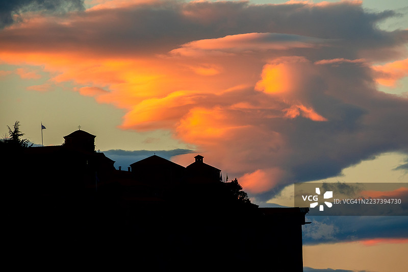 剪影建筑与鲜艳云彩下的戏剧性日落天空图片素材