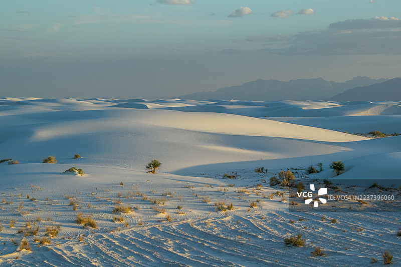 晴朗天空下远眺群山，壮丽的雪景风光图片素材