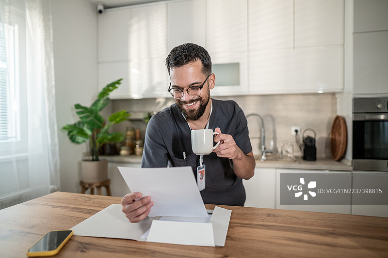 男护士在家喝咖啡看书图片素材