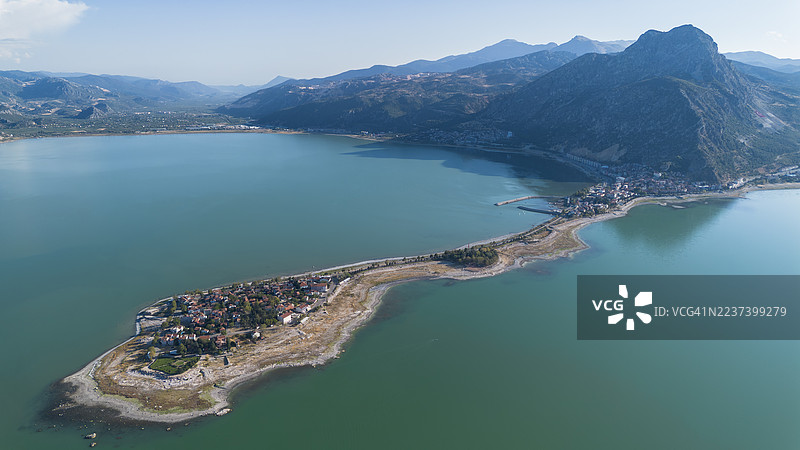 高角度拍摄土耳其清真寺、湖泊和山脉与天空的景象图片素材