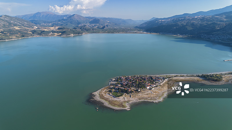 土耳其卡米镇，宁静湖泊与山脉景观的航拍图，小镇坐落湖畔图片素材