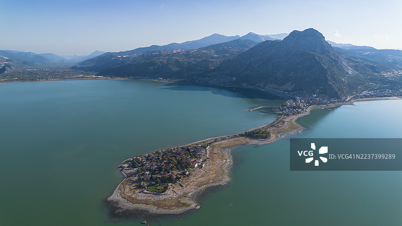 土耳其湖泊与山脉高角度景观，卡米清真寺，土耳其图片素材