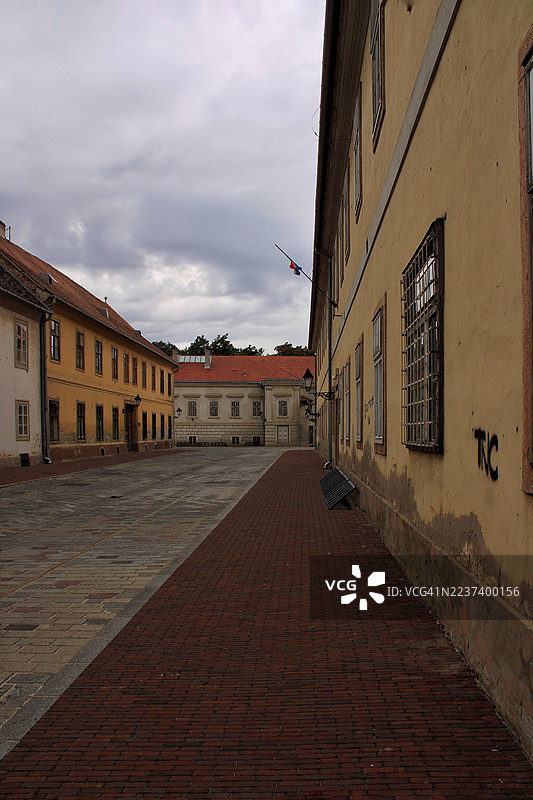 克罗地亚奥西耶克老建筑间的空旷小巷图片素材