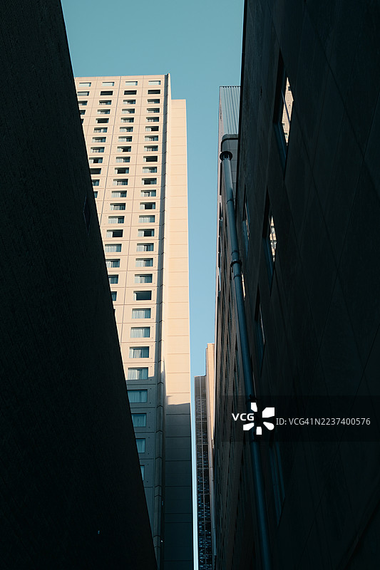 美国得梅因晴朗天空下的现代建筑低角度视图图片素材