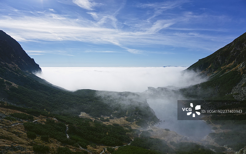 壮丽的山景，清澈的蓝天之上是广阔的云海，下方是宁静的湖泊，斯洛伐克，斯利兹斯基多姆（Sliezsky Dom）图片素材