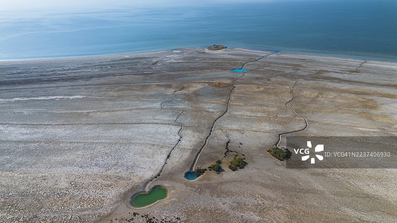 土耳其布尔杜尔海岸景观的鸟瞰图，有盐沼和池塘通往大海图片素材